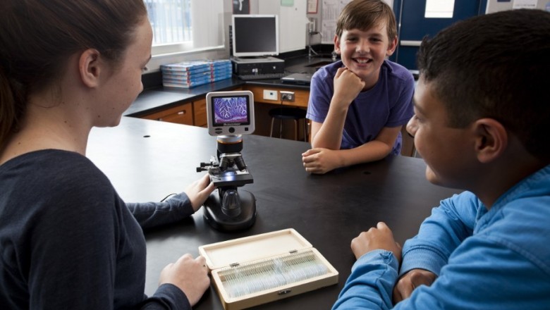 Çocuklar Dijital Mikroskop ile Çevrelerini Keşfediyor