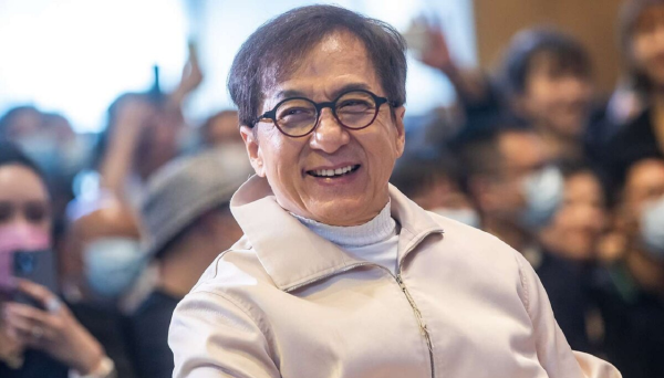 Jackie Chan Hayranlarına Teşekkür Etti ve Endişelenmeye Gerek Olmadığını Söyledi