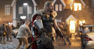 Chris Hemsworth, “Thor: Aşk ve Gürültü” için kısmen suçlu hissediyor, kendisinin improvisasyona kapıldığını söylüyor.